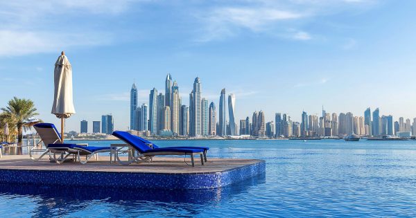 Vue de la piscine sur la marina de Dubaï