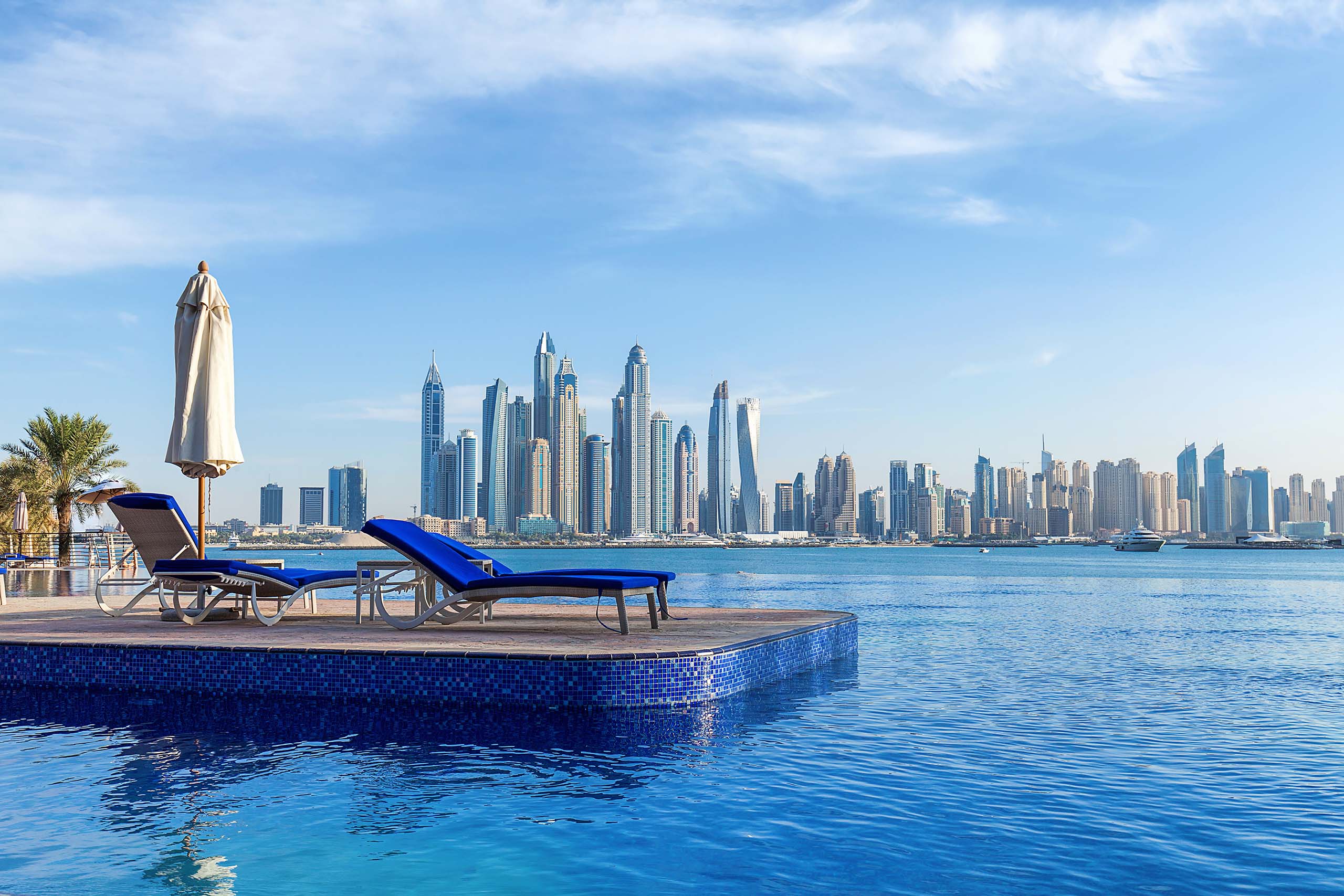 Vue de la piscine sur la marina de Dubaï