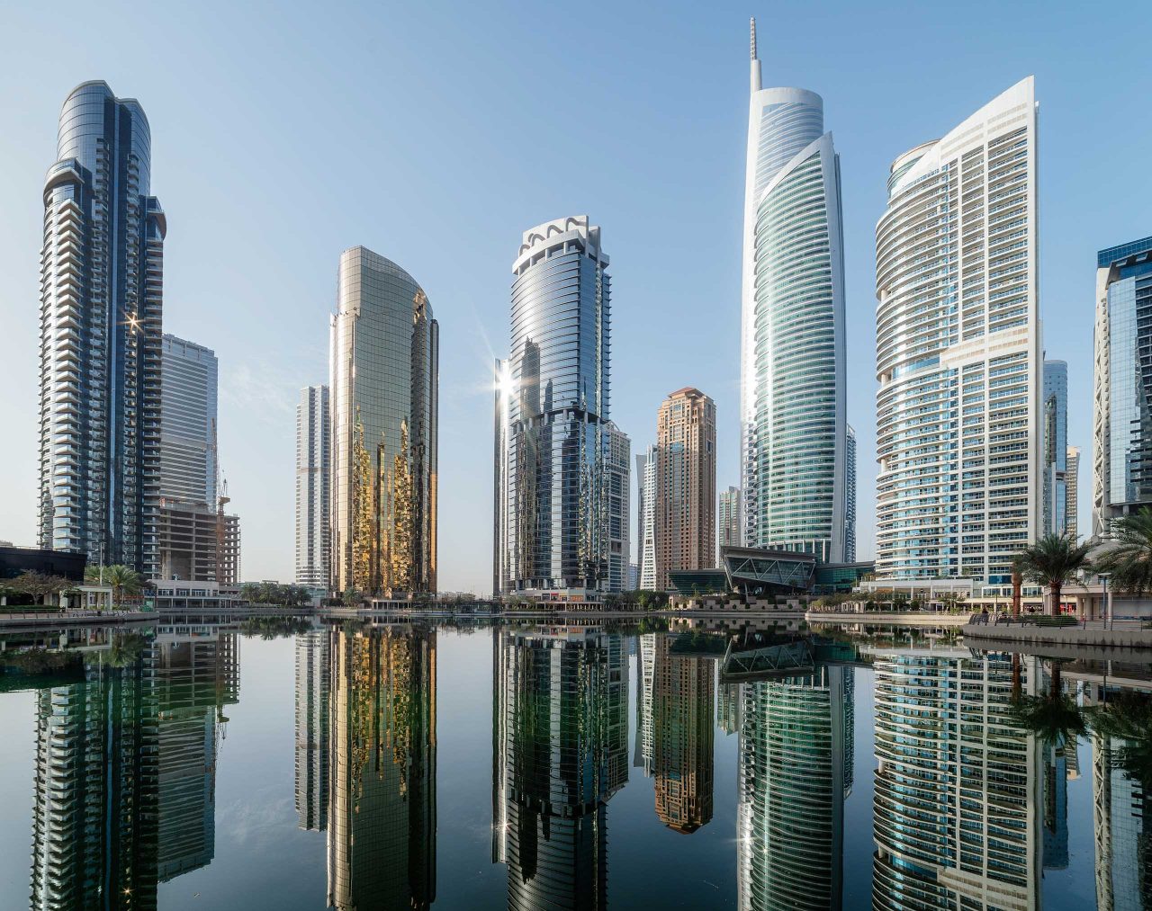 Vue panoramique des Jumeirah Lakes Towers à Dubaï le matin, Émirats arabes unis