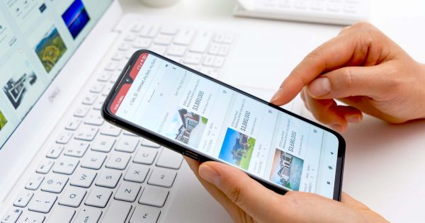 Concepteur d'annonces immobilières de Dubaï au travail