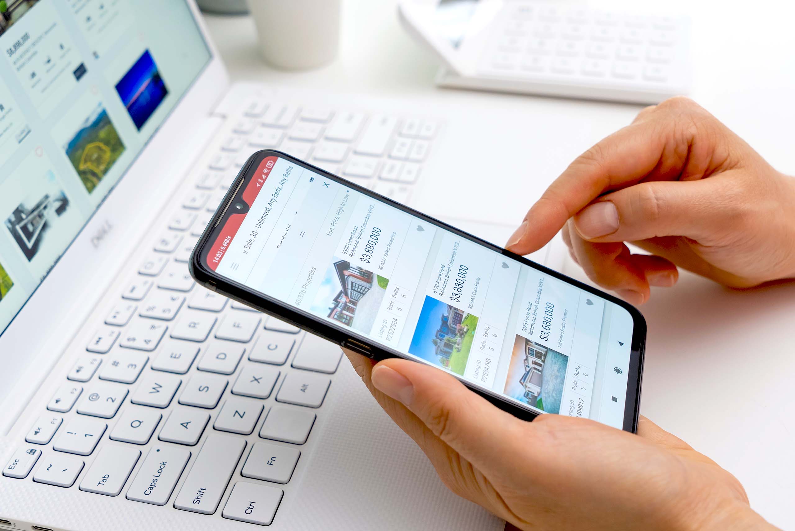 Concepteur d'annonces immobilières de Dubaï au travail