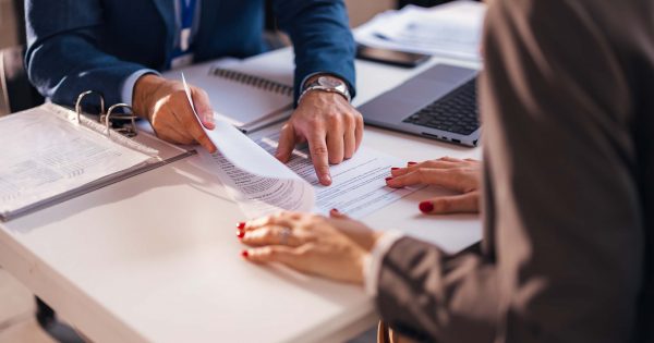 Processus de consultation sur la réglementation et la conformité de Dubaï au bureau