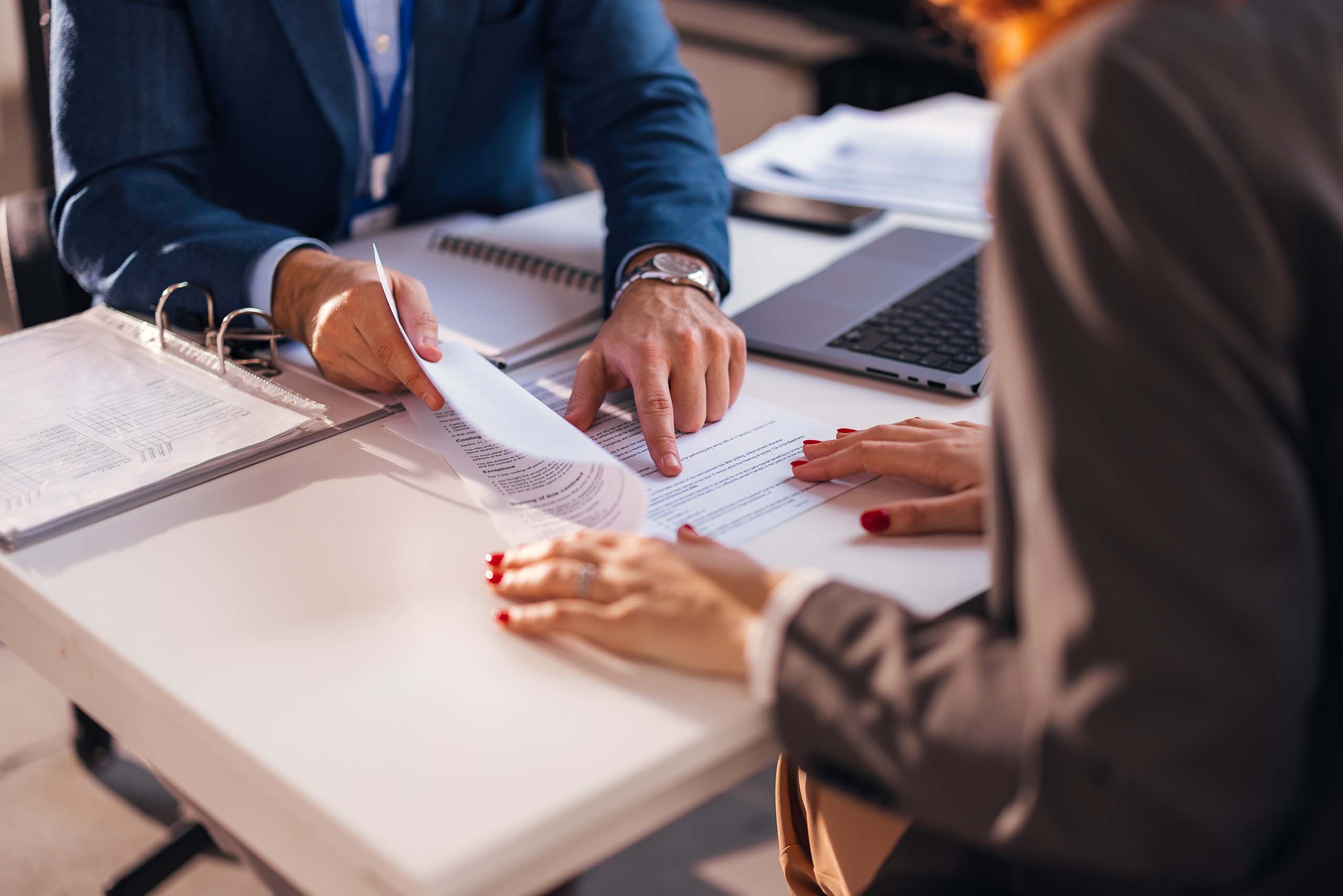Processus de consultation sur la réglementation et la conformité de Dubaï au bureau