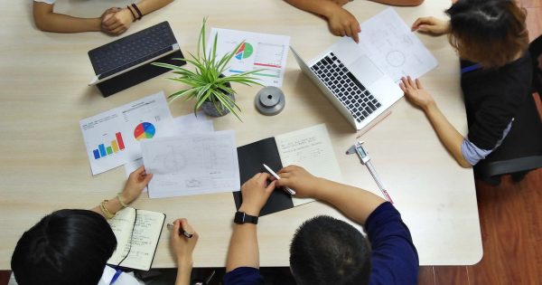Équipe de marketing travaillant sur un projet immobilier à Dubaï