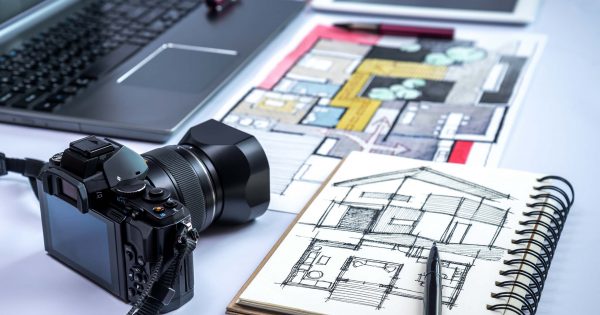 Bureau de photographe immobilier avec tout le nécessaire pour les photos immobilières