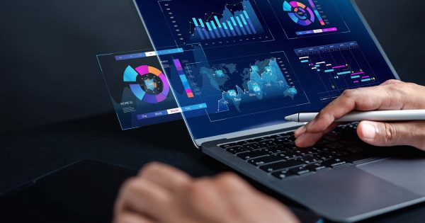 analyse des rapports de publicité et de marketing par un homme d'affaires