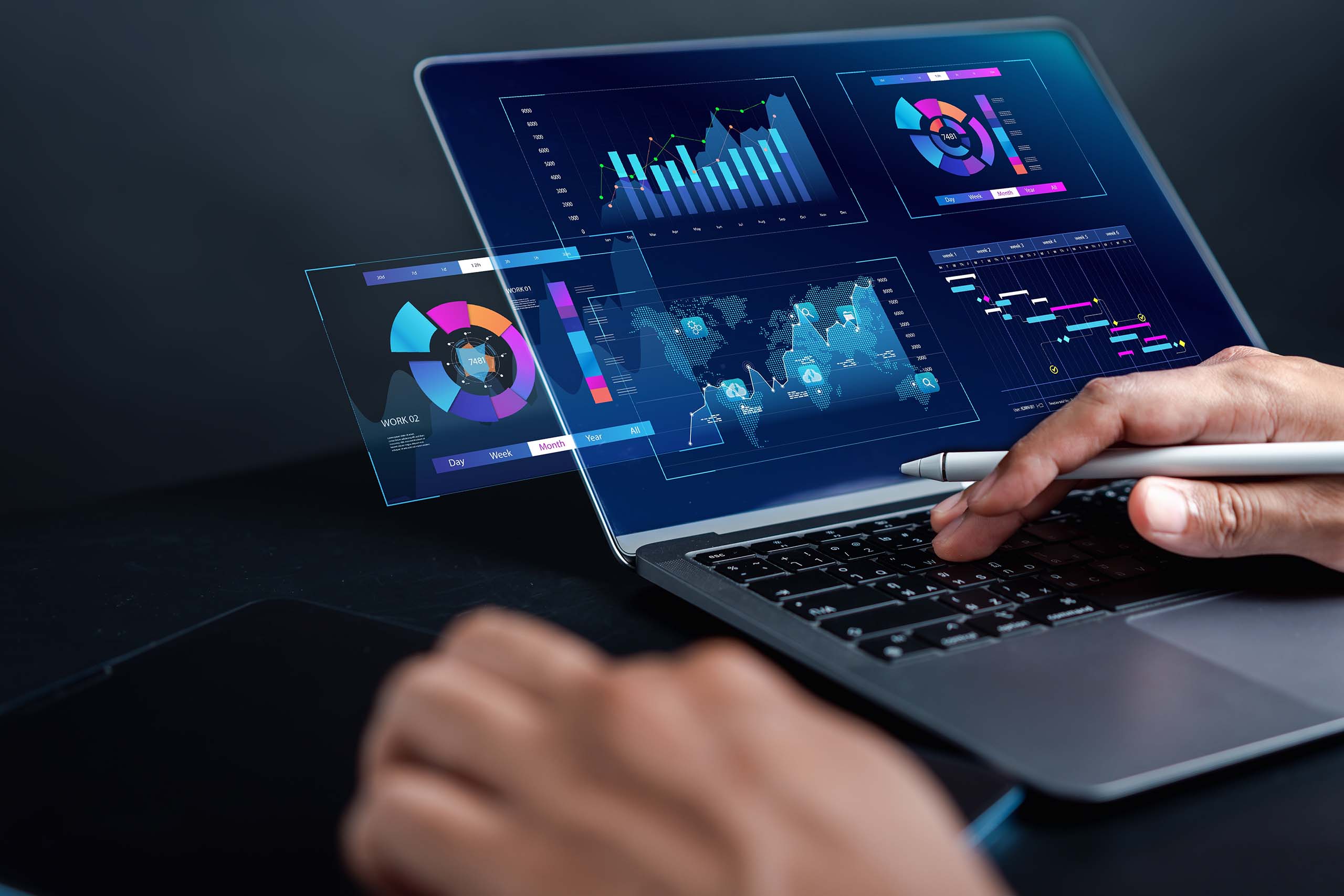 analyse des rapports de publicité et de marketing par un homme d'affaires