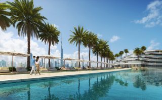 piscine extérieure luxueuse avec chaises longues et horizon de Dubaï