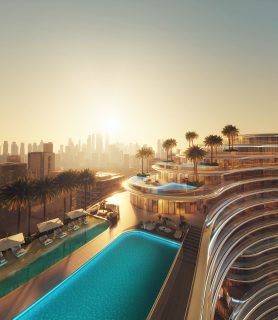 bâtiment moderne Aquarise avec piscines et horizon de la ville