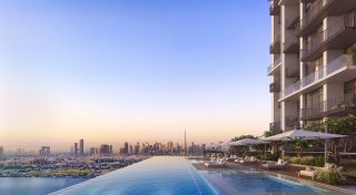 Piscine à débordement de luxe sur le toit surplombant la ligne d'horizon de Dubai