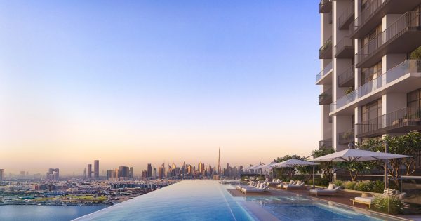 Piscine à débordement de luxe sur le toit surplombant la ligne d'horizon de Dubai