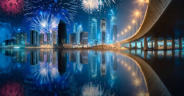 magnifiques feux d'artifice pour un événement à Dubaï