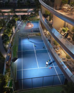 Courts de tennis avec joueurs près des balcons résidentiels