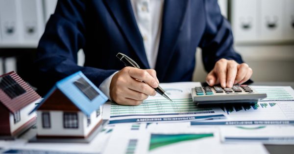 Conseiller en financement et fiscalité immobilière de Dubaï au bureau