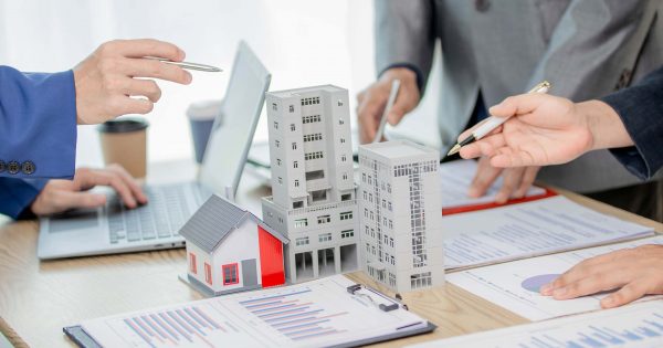 cadres discutant du rapport sur le marché immobilier de dubaï