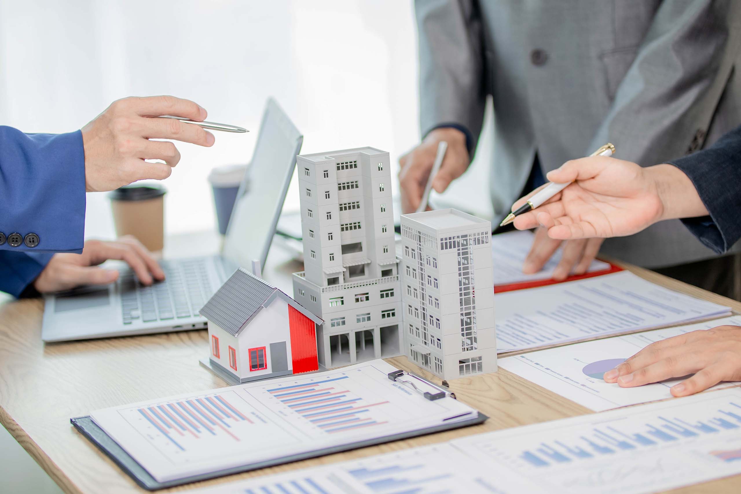 cadres discutant du rapport sur le marché immobilier de dubaï