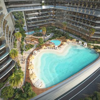 Piscine extérieure incurvée avec chaises longues