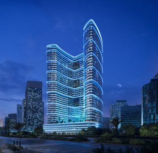 Immeuble moderne de grande hauteur illuminé par des néons bleus la nuit