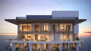 Balcon de penthouse moderne avec vue sur la mer et la ville