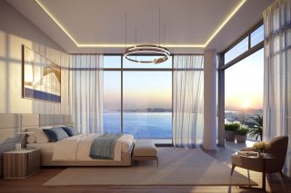 Chambre principale avec vues panoramiques sur la mer et la ligne d'horizon de la ville