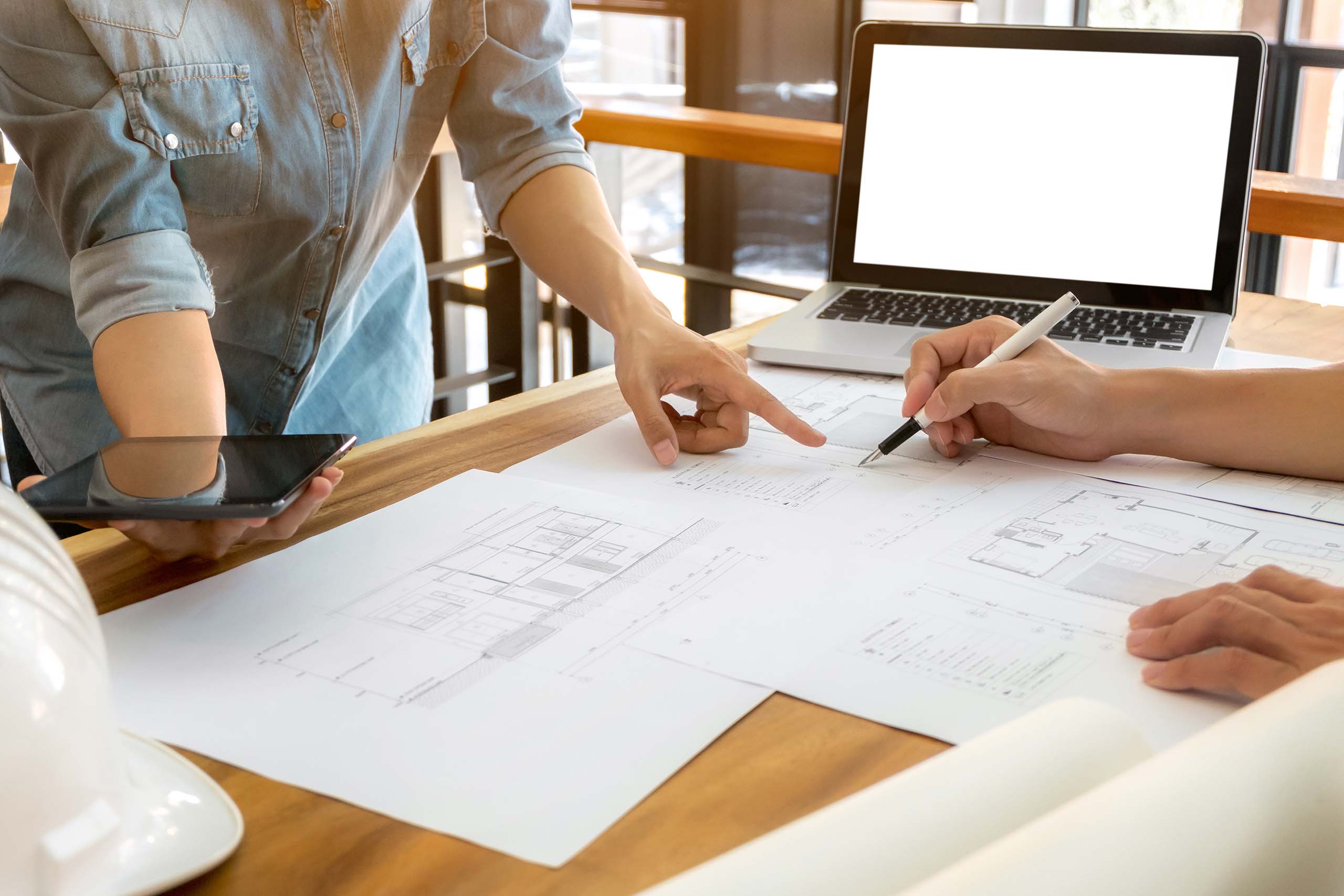 équipe de rénovation immobilière au travail