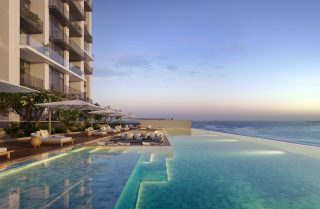 Piscine extérieure de luxe avec vue sur la mer