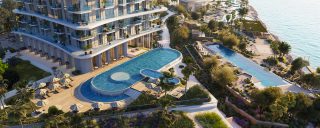 Vue aérienne de la piscine de Sensia avec l'océan en arrière-plan