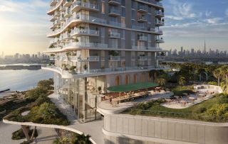 Immeuble moderne de grande hauteur avec terrasse extérieure pour barbecue et vue sur le front de mer