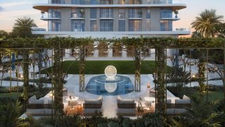 Espace de détente extérieur sur pelouse avec pergola et élément d'eau
