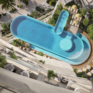 Vue aérienne de l'élégante piscine extérieure et de l'espace de détente