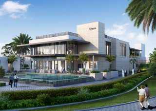 club-house moderne avec piscine et aménagement paysager naturel