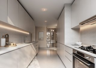 cuisine moderne lumineuse avec placards et plans de travail clairs