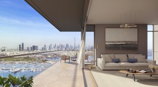 Balcon surplombant la ligne d'horizon de Dubai et le port en front de mer