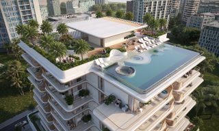 Vue aérienne de la piscine sur le toit avec transats et palmiers